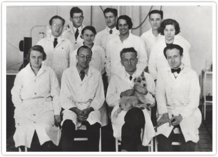 Albert_Szent-Gyorgyi_and_his_laboratory_staff_at_the_University_of_Szeged_Hungary_1933