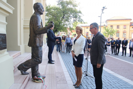 szent_gyorgyi_koszoruzas_450x3301